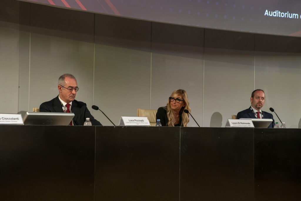 Forum ICT Security 2023: Laura Di Raimondo avvia il dibattito sul trinomio Sociale, Industriale ed Economico delle Telecomunicazioni, evidenziando la connettività e i servizi essenziali. Analisi approfondita del valore industriale e delle sfide economiche con una riduzione dei ricavi da 41.9 a 27.9 miliardi di euro tra il 2010 e il 2021, e una diminuzione dei prezzi del 33.3% dal 2011. Focus sull'importanza della cybersecurity in un contesto di innovazione tecnologica