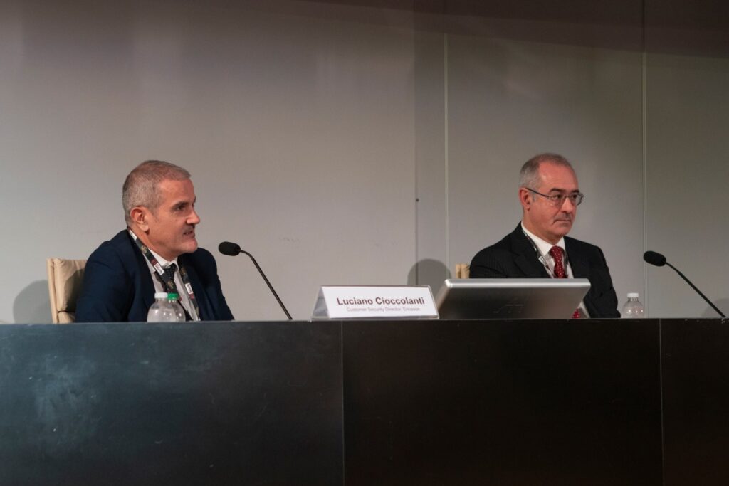 Forum ICT Security 2023: Luciano Cioccolanti, Customer Security Director di Ericsson, discute le rivoluzioni nelle telecomunicazioni, inclusa l'entrata in funzione dell'ACN e il nuovo panorama di sicurezza europeo. Sottolinea l'importanza della sovranità tecnologica, governance etica, e riflessi politici. Dal 2019, l'UE ha implementato l'EU 5G Toolbox con il supporto di ENISA, mentre l'Italia ha formato l'ACNE e il CVCL per un quadro normativo robusto. La collaborazione tra operatori, fornitori e associazioni è cruciale per mitigare i rischi di sicurezza. Luca Piccinelli, Chief Cyber Security & Privacy Officer di Huawei Italia, parla dell'alleanza industriale tra Ericsson e Huawei per promuovere l'innovazione tecnologica. La direttiva NIS2 e l'ACN aumentano la resilienza e la protezione delle infrastrutture critiche in Italia