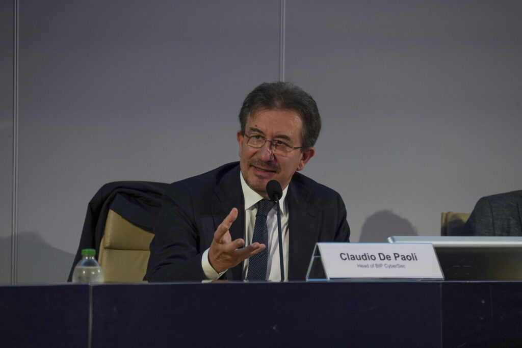 Foto di Claudio De Paoli, Head of BIP CyberSec al Forum ICT Security 2023 che parla di Sfide cruciali Industria 4.0: convergenza OT-IT, sicurezza sistemi legacy, innovazione produttiva e cultura aziendale integrata per la cybersecurity nelle aziende manifatturiere moderne