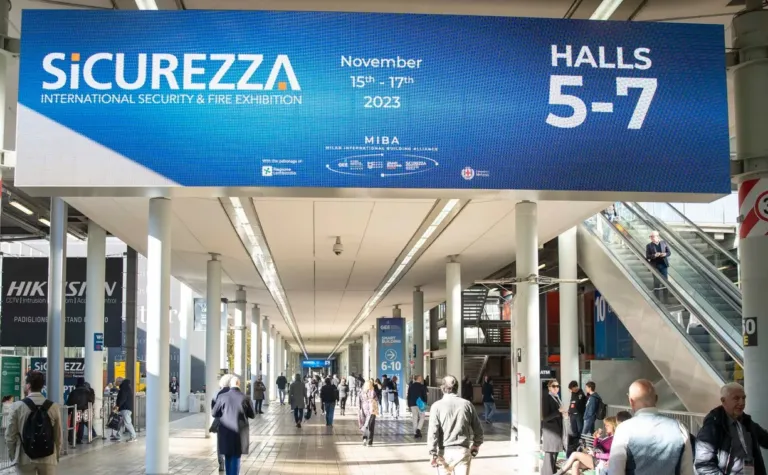 SICUREZZA 2025, 19-21 novembre a Fiera Milano: l'evento leader per security & fire. Videosorveglianza, AI, controllo accessi, cybersecurity e aggiornamento professionale.