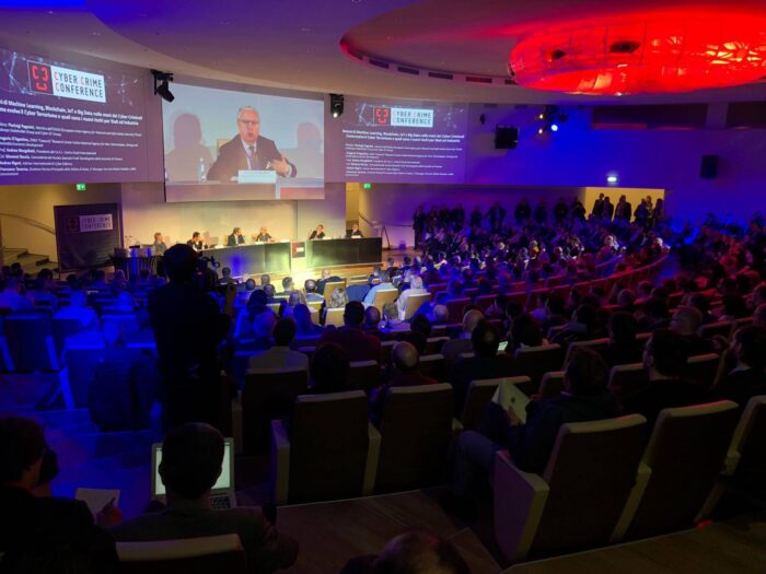 Andrea Margelletti, Presidente del Ce.S.I. - Centro Studi Internazionali, discute l'importanza delle tecnologie digitali e della sicurezza cibernetica per la sicurezza interna e internazionale.
