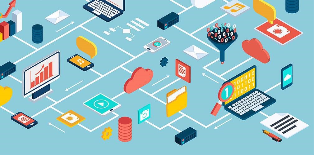 Illustrazione isometrica di elementi tecnologici interconnessi. Icone di dispositivi, cloud, dati e app formano una rete su sfondo azzurro, rappresentando l'ecosistema digitale e l'Internet delle cose.