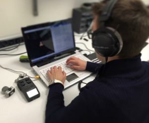 Diagramma dettagliato della perizia fonica forense, evidenziando la trasformata di Fourier, spettrogrammi, e analisi delle frequenze per la comparazione vocale. Mostra tecniche di analisi audio come saggio fonico, spettrogrammi, e identificazione delle formanti, essenziali per l'accurata valutazione e riconoscimento vocale secondo la perizia fonica
