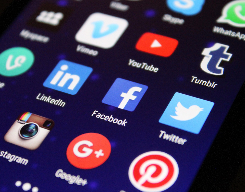Digitalizzazione PA: CAD, GDPR, trasparenza amministrativa, tutela dati personali. Procedimenti informatizzati, social media, identità digitale. Bilanciamento efficienza e privacy nella Pubblica Amministrazione. Sfide giuridiche e tecnologiche per l'e-government