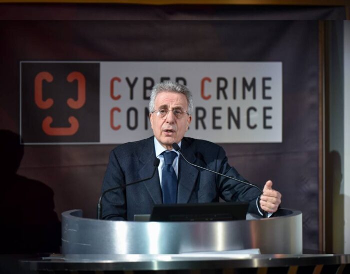 Oltre l'Intelligence e l'Intelligenza Artificiale: la metamorfosi del mondo secondo Mario Caligiuri alla cyber crime conference