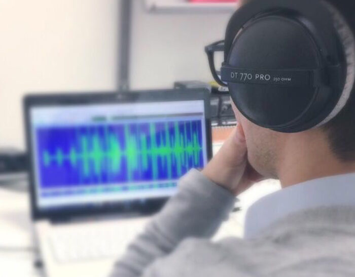 Perizia Fonica dettagliata con analisi spettrografica e formanti vocali per l'identificazione del parlante. Immagine che mostra l'analisi grafica del segnale audio e le caratteristiche vocali come timbro, intonazione e formanti, utilizzando software specializzati come iZotope RX5 e KayPentax MultiSpeech 3700. Include rappresentazione dei dati fonetici e spettrogrammi per valutare la qualità e l'accuratezza delle registrazioni.