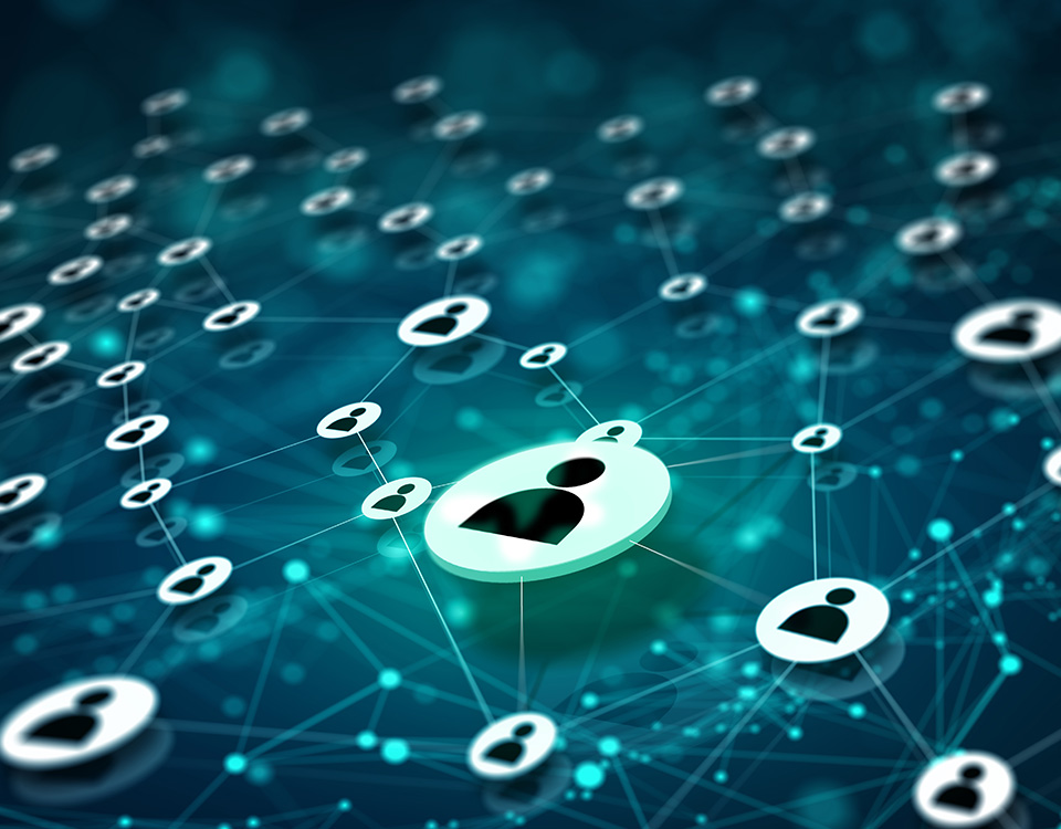 Esempio di social engineering: come l'ingegneria sociale utilizza l'inganno e la manipolazione per ottenere informazioni riservate, dal Cavallo di Troia agli attacchi informatici moderni.