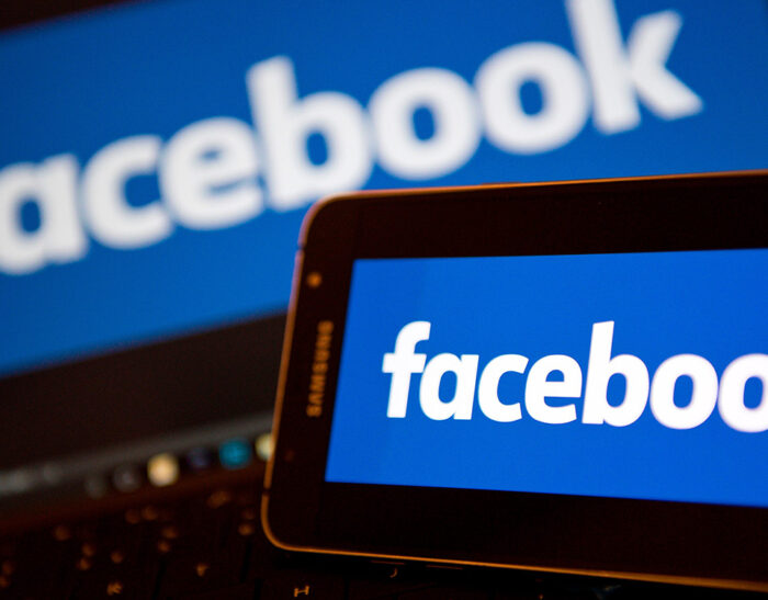 Sorveglianza dei consumatori: analisi dei dati personali digitali raccolti da piattaforme social come Facebook e Google, usati per microtargeting e influenzare le decisioni.