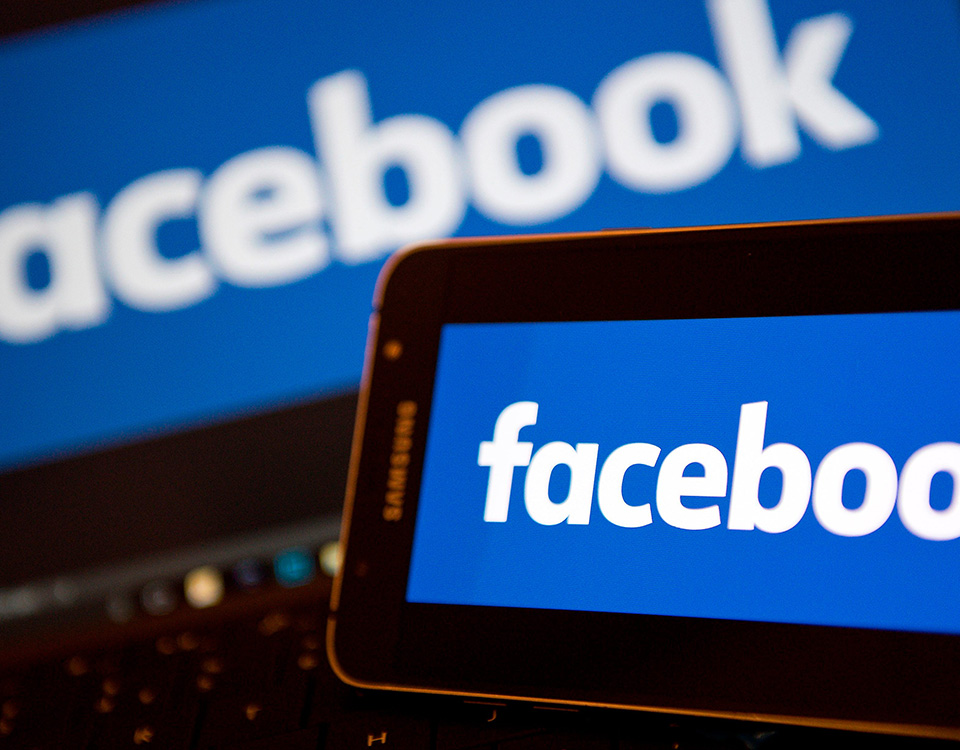 Sorveglianza dei consumatori: analisi dei dati personali digitali raccolti da piattaforme social come Facebook e Google, usati per microtargeting e influenzare le decisioni.