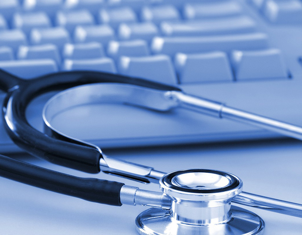 "Infografica sulla gestione del cambiamento software in ambito sanitario: rischi per la sicurezza informatica e privacy, impatto sulla salute, protezione dei dati sensibili e strategie di mitigazione per le Aziende sanitarie.
