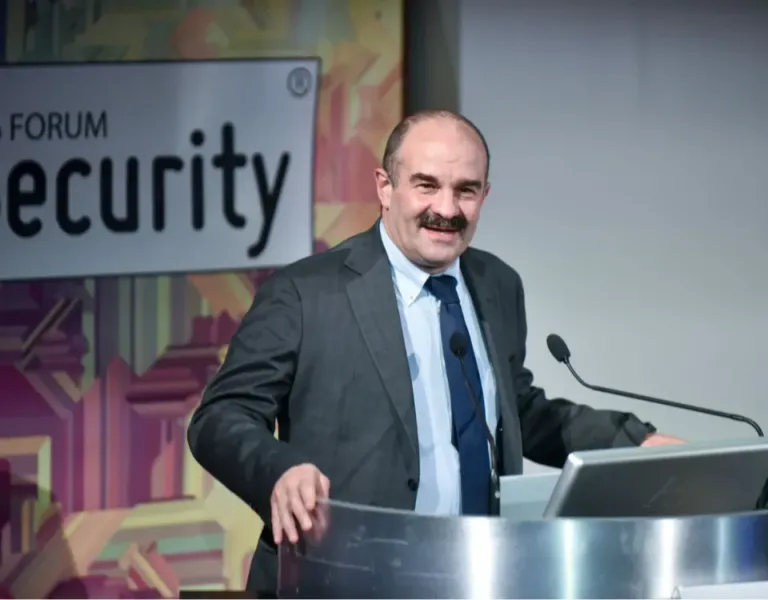 Luca Nicoletti, direttore programmi industriali, tecnologici e di ricerca ACN, interviene al Forum ICT Security 2025 sull’AI Factory IT4LIA e sull’autonomia digitale europea.