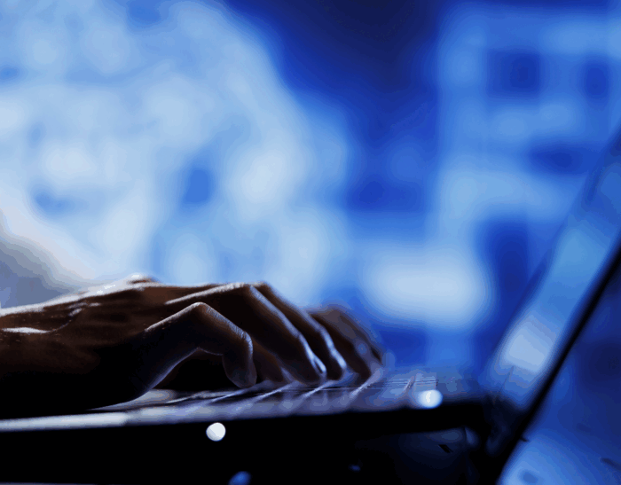 ciclo PDCA applicato alla governance della sicurezza informatica, mostrando le fasi di pianificazione, implementazione, verifica e miglioramento continuo.