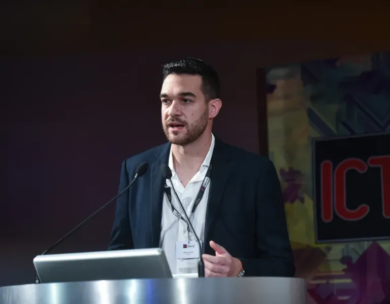 Andrea Pavan durante il suo intervento al Forum ICT Security 2025 mentre illustra i rischi e le implicazioni dell’ AI