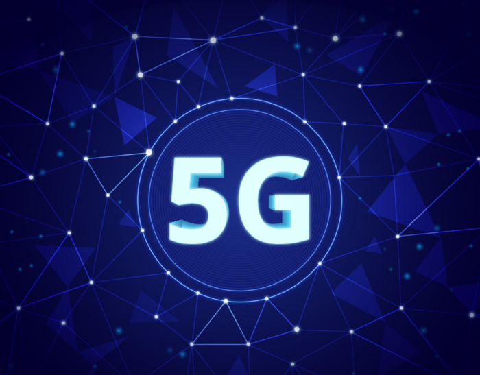 architettura di rete 5G che mostra i componenti principali: stazioni base, antenne MIMO, core network e dispositivi utente.