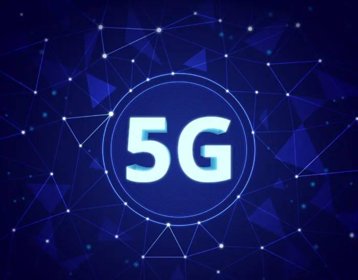 architettura di rete 5G che mostra i componenti principali: stazioni base, antenne MIMO, core network e dispositivi utente.