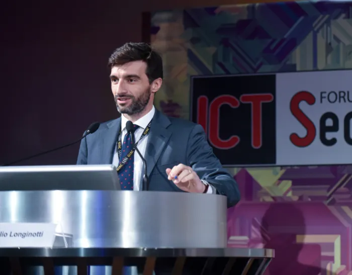 Manlio Longinotti presenta i dati sul Cybersecurity Skills Gap, evidenziando l’importanza della formazione interna nelle organizzazioni.