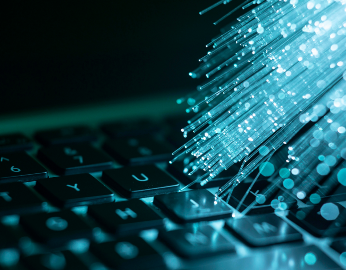 OSINT: dalla gestione dei Big Data all'analisi in tempo reale con Fast Data, illustrazione del processo di trasformazione dei dati non strutturati in insight aziendali.