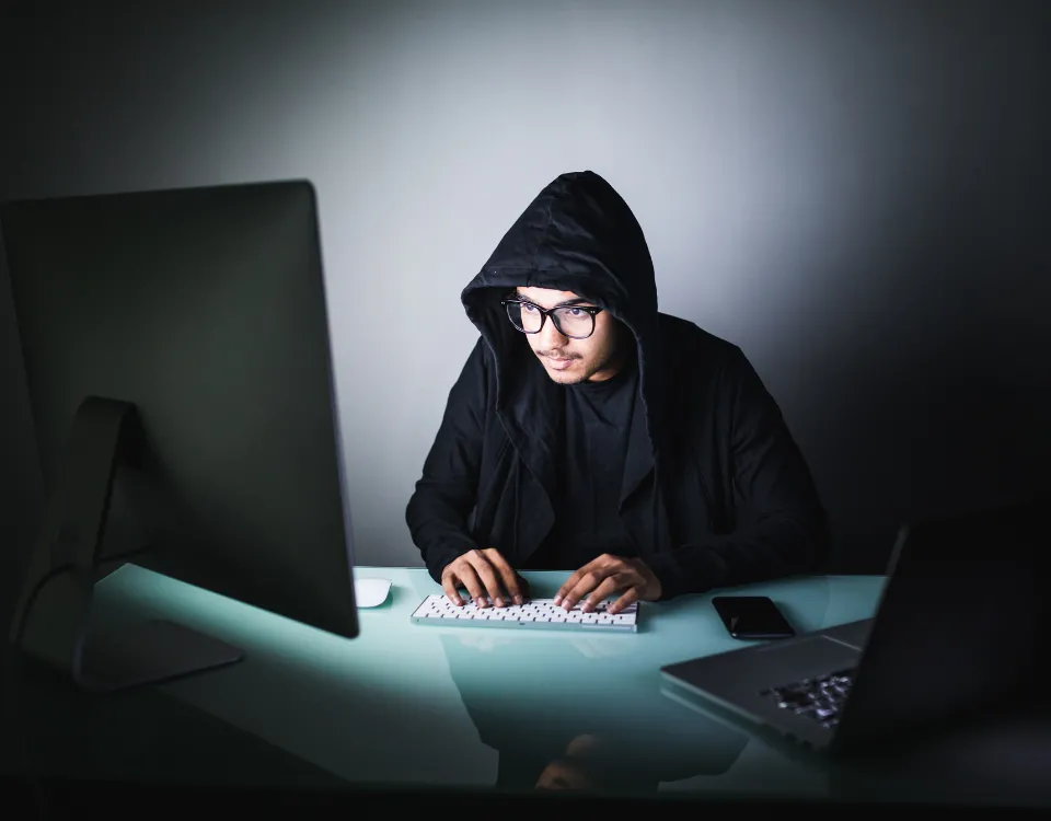 ransomware asimmetrico con tecniche di doppia estorsione e strategie di difesa cyber per organizzazioni moderne