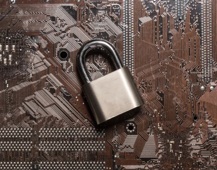 architettura sicurezza hardware con TPM, HSM, Secure Enclaves e componenti crittografici integrati